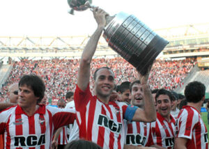 Leandro Desábato: “Si Estudiantes sale entero de la ida, puede tener chances”