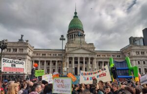 Con una manifestación afuera, los diputados definen la suerte de la emergencia en discapacidad