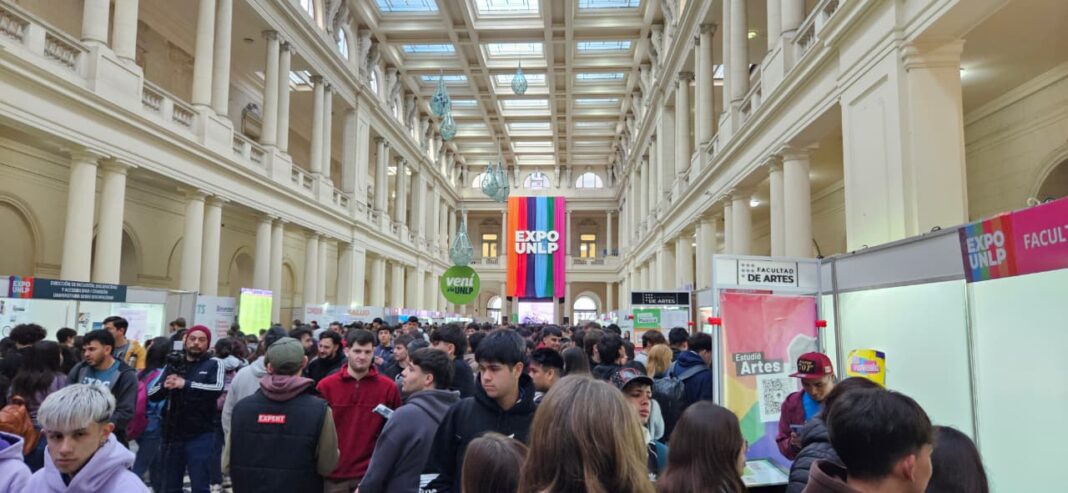 Multitud de estudiantes recorriendo stands en la Expo Universidad 2025 en el Pasaje Dardo Rocha de La Plata.