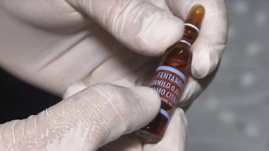 Ampolla de fentanilo manipulada con guantes de látex