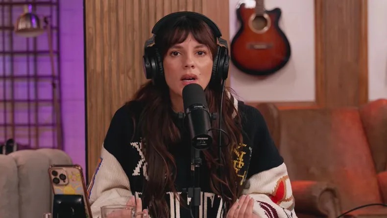 Gimena Accardi hablando frente a un micrófono durante una entrevista en podcast