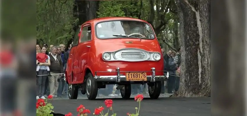 Joseso, el microauto fabricado en Ituzaingó, exhibido en un evento con público.