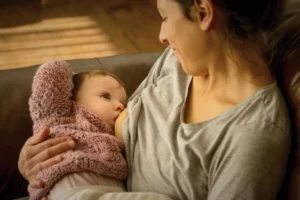 7 mitos sobre la lactancia materna que todavía circulan (y qué dicen las especialistas)