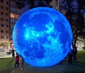 Misterio resuelto: ¿Para qué es y a quién pertenece la luna platense que es viral?