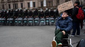 Milei sede a la presión y evalúa un aumento de las prestaciones para personas con discapacidad