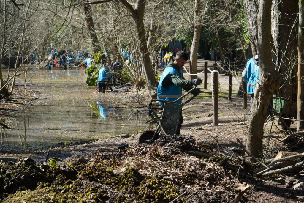 Personal realiza tareas de limpieza en el arroyo del Bioparque La Plata durante un operativo ambiental en agosto de 2025.