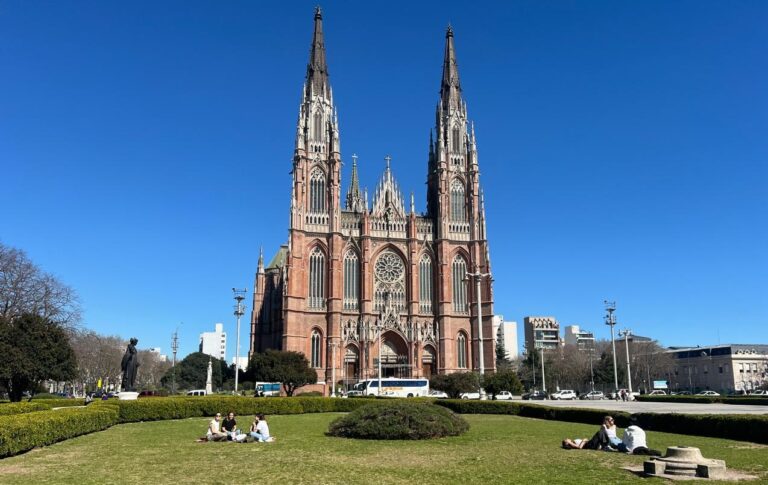 Clima en La Plata hoy, jueves 29 de agosto: amplitud térmica y una tarde templada con cielo parcialmente nublado