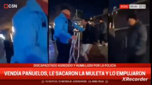 Policía de la Ciudad le quitó las muletas a un vendedor y lo tiró al piso de un empujón