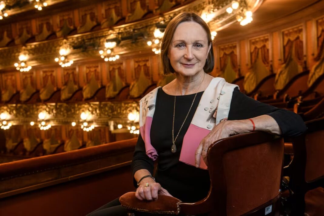 Teresa Anchorena sentada en un teatro, referente cultural argentina
