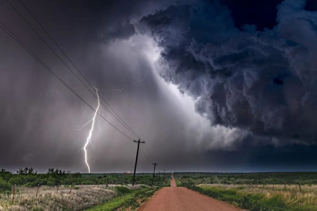 Tormenta eléctrica con rayos y nubes oscuras en zona rural, alerta del SMN por Santa Rosa.