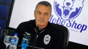 De la renuncia por wsp antes de un clásico a su segundo mundial: la impresionante evolución de Gustavo Alfaro tras su paso por Gimnasia
