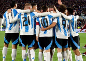 Argentina visita a Ecuador y cierra las Eliminatorias sin Messi: hora, formaciones y TV