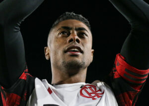 Bruno Henrique hizo gestos a la gente y un pibe de Estudiantes lo cruzó
