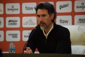 Eduardo Domínguez redobló la apuesta y se ilusiona con la épica: “Contra todos y contra cualquiera”
