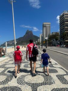 Los hinchas de Estudiantes ya copan las playas de Río, expectantes por un nuevo choque bien copero