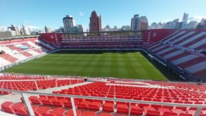 Con un equipo alternativo y la mirada puesta en la Copa, Estudiantes va por la remontada en el plano local