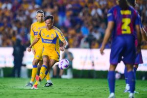 El golazo del ex jugador de Gimnasia ante las leyendas del Barcelona