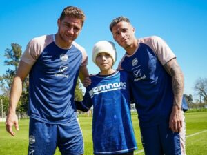Una caricia al alma: el plantel de Gimnasia recibió una visita especial en Estancia Chica
