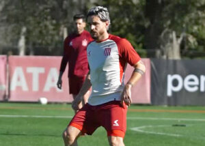Gabriel Neves palpita el regreso: ¿cuánto hace que no juega el volante de Estudiantes?