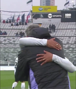 Un encuentro Pincharrata en Chile: el abrazo entre dos técnicos que fueron compañeros en Estudiantes