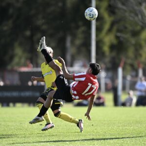 La Reserva de Estudiantes no hizo pie en City Bell, se le escapó sobre el final y continúa fuera de los playoffs