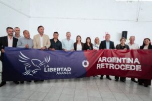 “La Libertad Avanza o la Argentina retrocede”: un nuevo eslogan que se presta a confusión