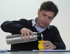 Kicillof tomando mate a la noche reveló el temor libertario a su proyección política