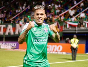 Se fue de Gimnasia con pena y sin gloria, marcó un doblete por primera vez y luego fue expulsado