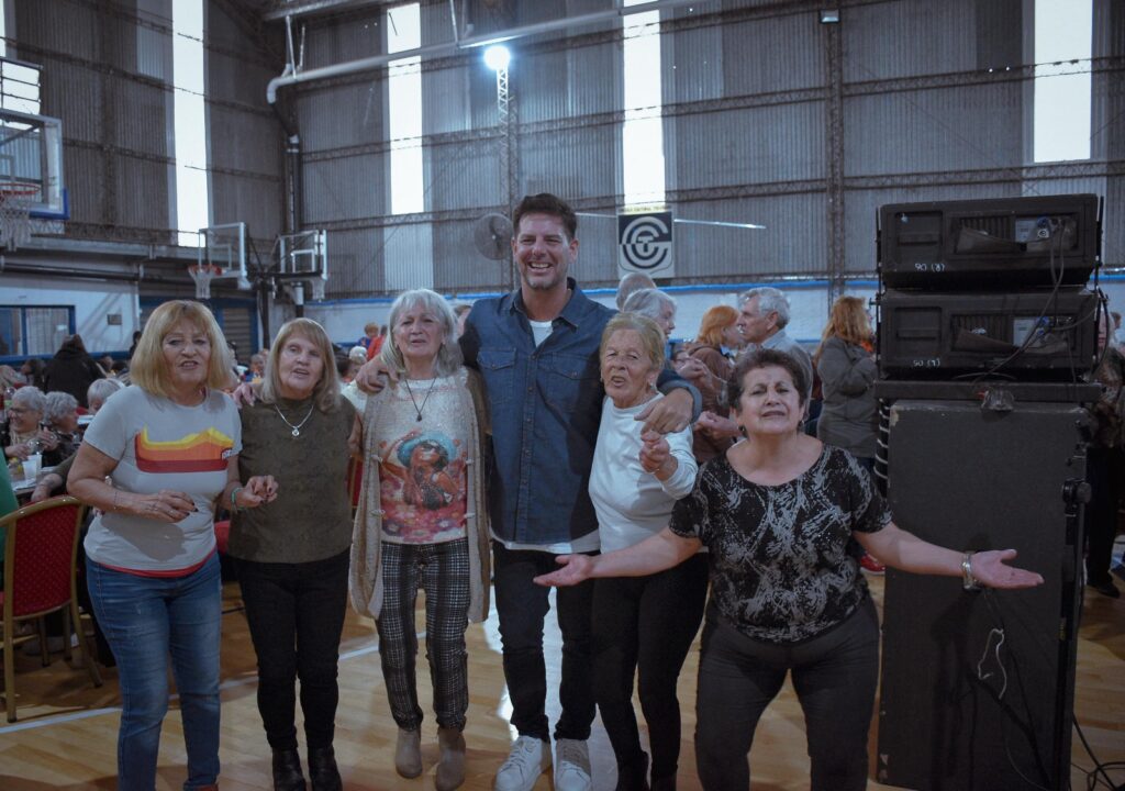 Gonzalo Atanasof con adultas mayores durante el Bingo Recreativo en Tolosa