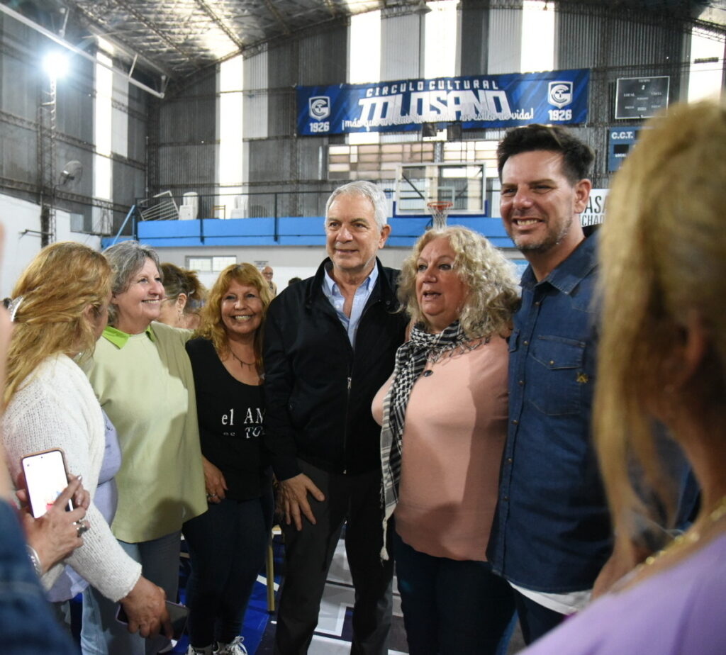 onzalo Atanasof y Julio Alak junto a adultos mayores en el Bingo Recreativo en Tolosa