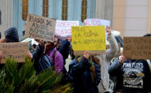 Repudios a Menem y Montenegro en Tandil en medio de la campaña de La Libertad Avanza