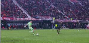 Medina marcó tras el error de Armani: ¿estuvo bien anulado el gol?