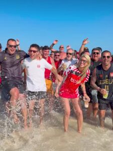 La fiesta de Estudiantes en Brasil: los hinchas coparon la playa y pidieron por “la quinta Copa Libertadores”