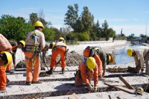 Avanza la construcción del nuevo puente en avenida 520 para mejorar el drenaje y el tránsito