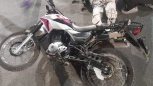 Un motociclista murió y dos jóvenes resultaron heridos en un choque en Ensenada