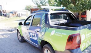 Motochorros en Berisso: una mujer fue asaltada a punta de cuchillo en una parada de colectivo