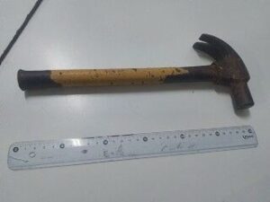 Detuvieron a un hombre que golpeó y amenazó a su pareja con un martillo