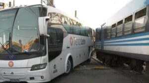 Ezeiza: un tren de la Línea Roca embistió a un micro en un paso a nivel y hay 11 heridos