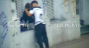La Plata: cámaras del municipio detectaron un caso de violencia de género y hay un  demorado