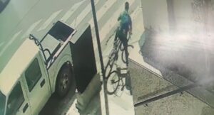 Así cayó un ladrón de bicicleta en La Plata: lo captaron las cámaras en pleno centro