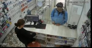 Robó un local céntrico armado con un vidrio, lo siguieron las cámaras y terminó preso
