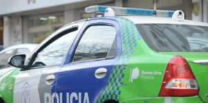 Barrio Hipódromo: cuatro delincuentes asaltaron a un matrimonio de jubilados y huyeron con dinero, joyas y un auto