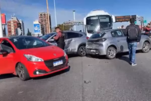 Impactante accidente en Avenida General Paz: un colectivo chocó contra ocho vehículos
