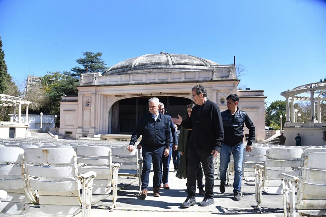 El intendente Julio Alak y el director Tristán Bauer recorren el Teatro del Lago de La Plata junto a personal de obras antes de la restauración integral del espacio