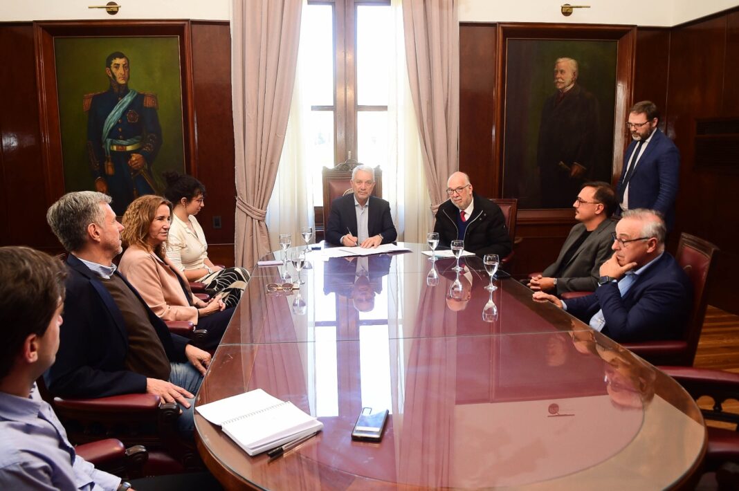 Julio Alak y autoridades de la UNLP firman un convenio para sumar médicos a los centros de salud de La Plata
