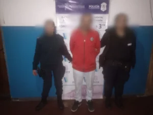 Mar del Plata: un hombre descontrolado protagonizó choques, se resistió a un control y golpeó a dos mujeres policías
