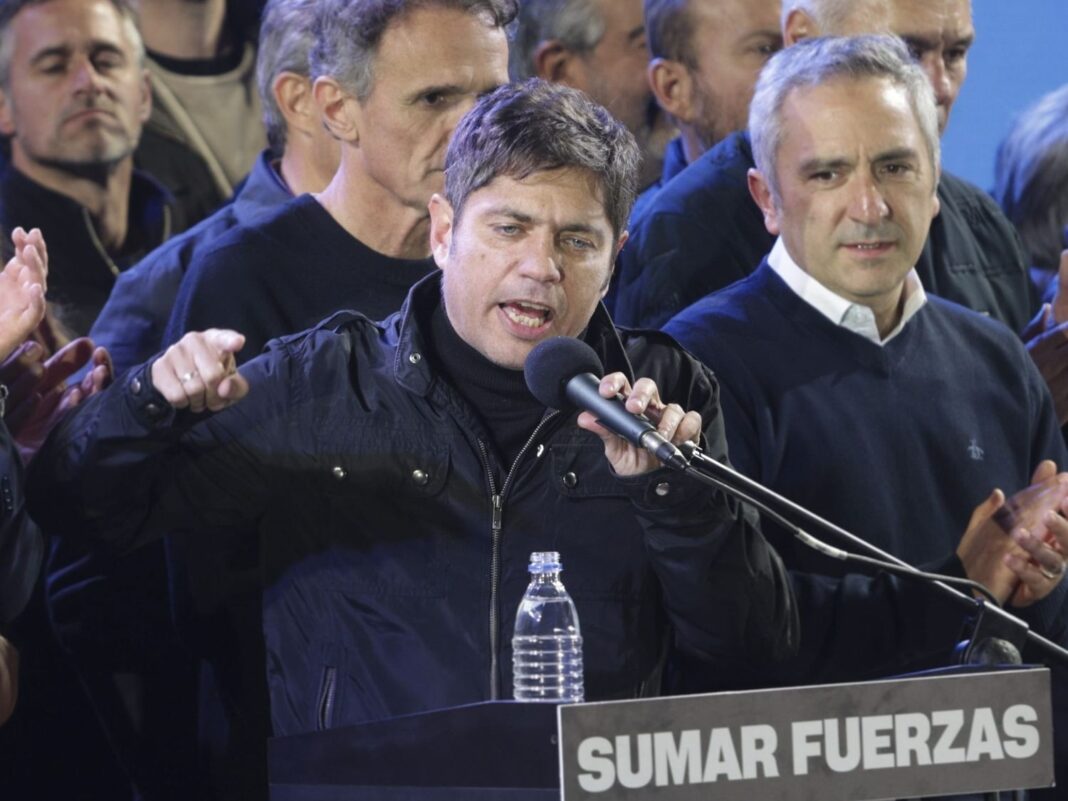 Axel Kicillof habla en el acto de Sumar Fuerzas tras el triunfo electoral, rodeado de dirigentes