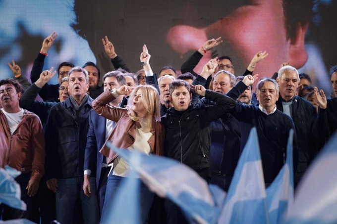 Axel Kicillof da su discurso de victoria rodeado de su equipo tras ganar las elecciones en la provincia de Buenos Aires.