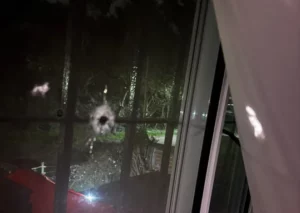 Pánico y milagro en La Plata: una bala ingresó a la habitación de una nena tras un tiroteo entre bandas