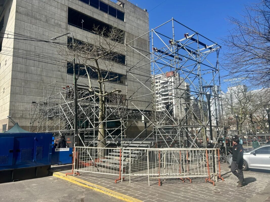 Escenario de Fuerza Patria frente al Teatro Argentino, cerca del búnker del Hotel Grand Brizo en La Plata, para esperar los resultados de las elecciones 2025 en la provincia de Buenos Aires.